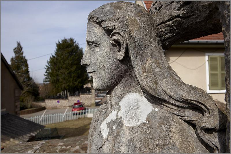 Stèle n° 2, détail de la statue : visage d'Anna Marie Reder, profil gauche
