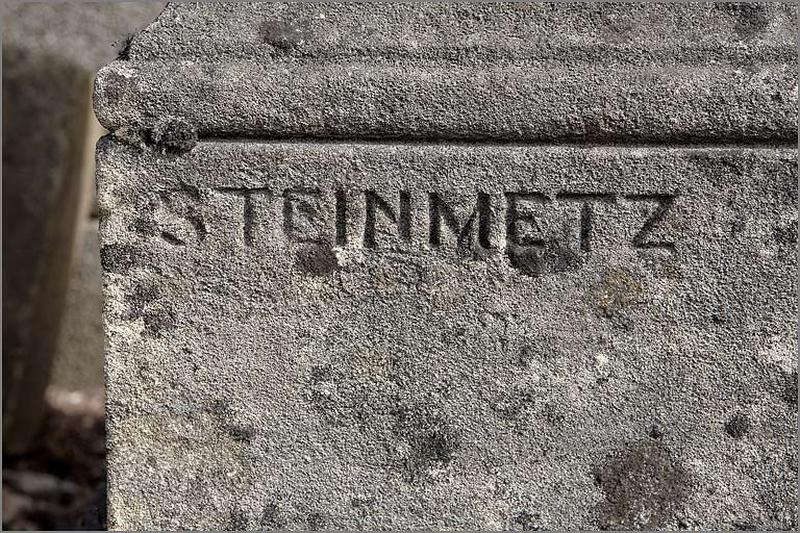 Stèle n° 1, détail de la signature