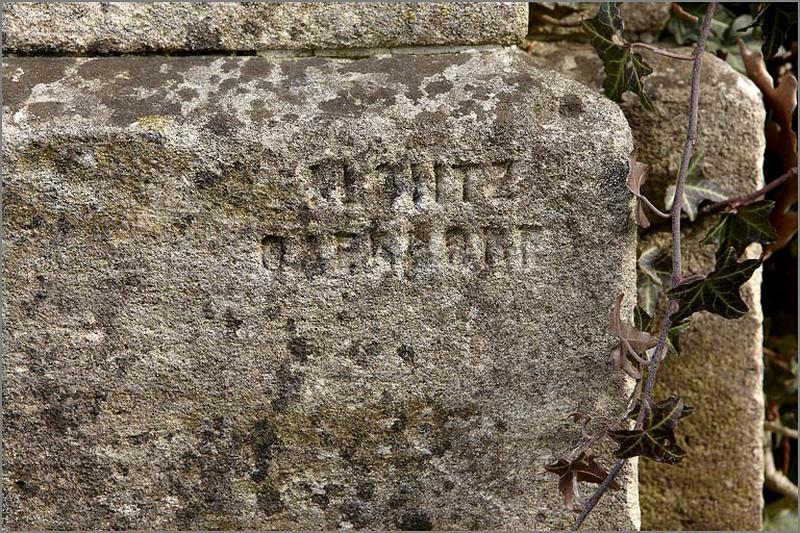 Socle, détail de la signature