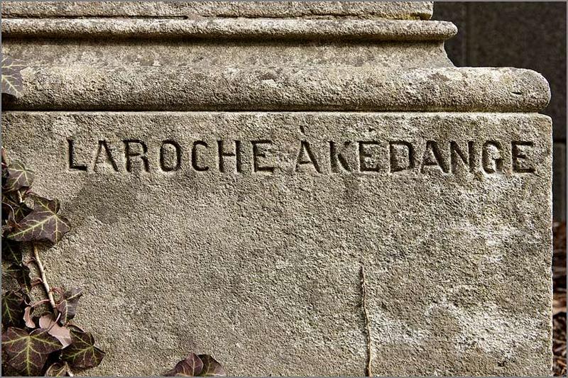 Stèle centrale, détail de la signature
