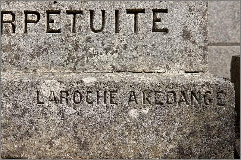 Socle, détail de la signature