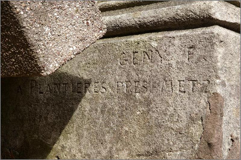 Tombeau de la famille Goulon (S8 A2 2), détail : signature