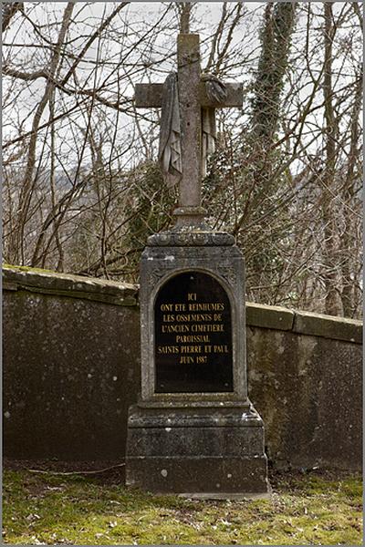Croix élevée à l'emplacement des ossements provenant de l'ancien cimetière Saints-Pierre-et-Paul (section 4)