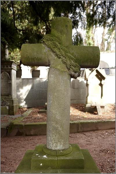 Tombeau de la famille Walter-Hentze (S8 A1 1), détail : croix