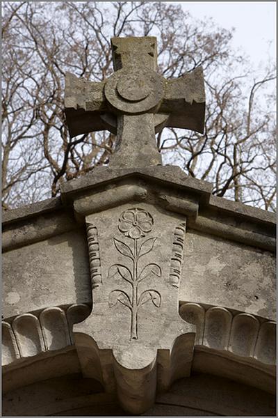 Fronton, détail : croix