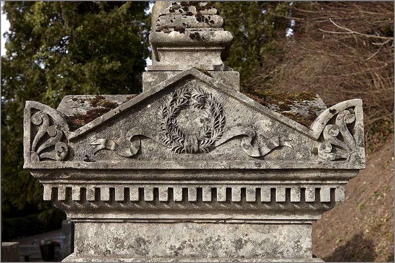 Tombeau, détail du fronton (S6 A2 3)