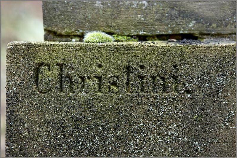 Socle, détail : signature