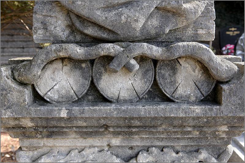 Socle, détail