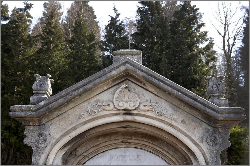 Tombeau de la famille Grabmeyer, détail : fronton (S3 A3 9)