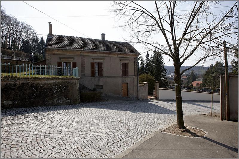 Vue de l'entrée (côté Nord) et de la maison du gardien