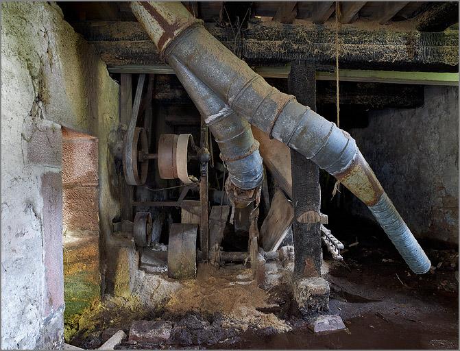 Sous-sol, ancien embiellage du haut-fer et axe de transmission.