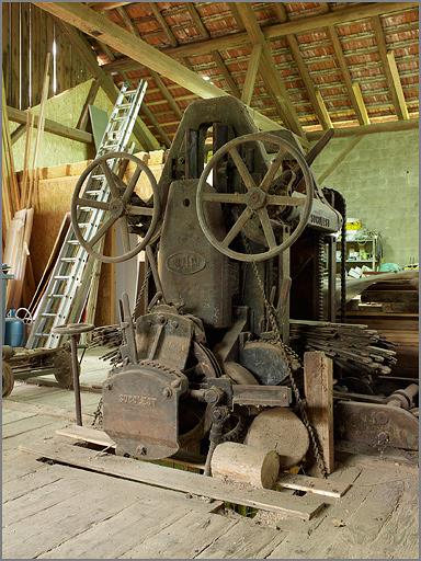 Halle de la parqueterie, scie alternative multilame, vue latérale.