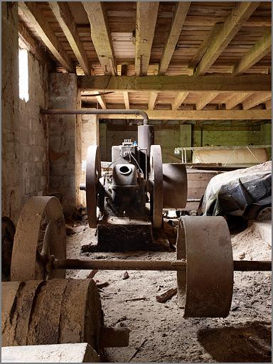 Sous-sol de la parqueterie, moteur thermique, vue de face.