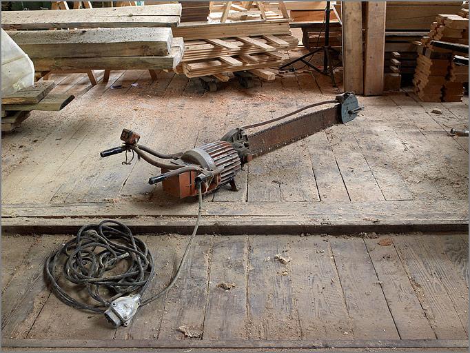 Halle de la parqueterie, tronçonneuse électrique.