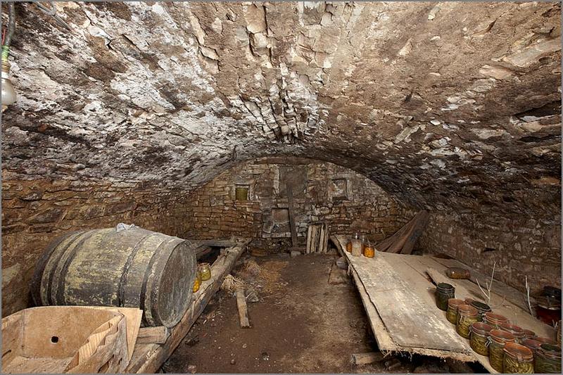 Ferme, intérieur, vue de la cave, partie voutée, ensemble face.