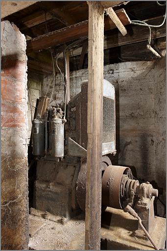 Les Rouges-Eaux, scierie du Pré-Laurent, sous-sol, moteur thermique, vue de trois quarts.