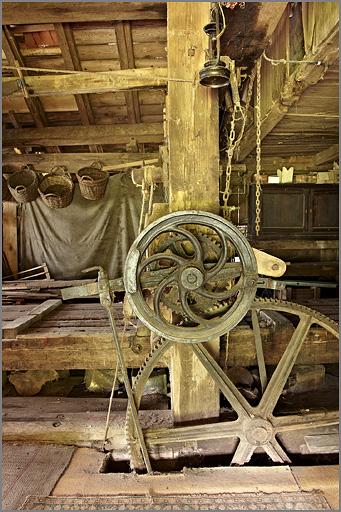 Scierie d'Erival, intérieur de la halle, haut-fer, détail : système d'avance du chariot.