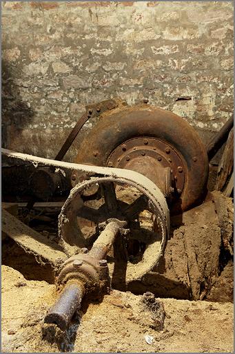 Scierie d'Erival, sous-sol, turbine et arbre moteur.
