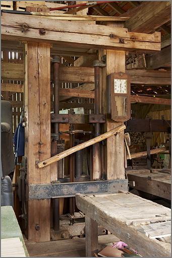 Scierie de Maillefaing, intérieur de la halle, rouleau dédoubleur.