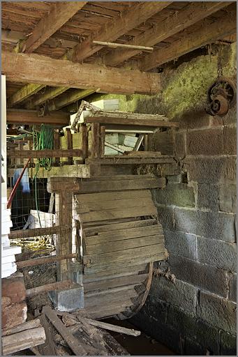 Scierie de Maillefaing, sous-sol, roue par le dessus et chenal.