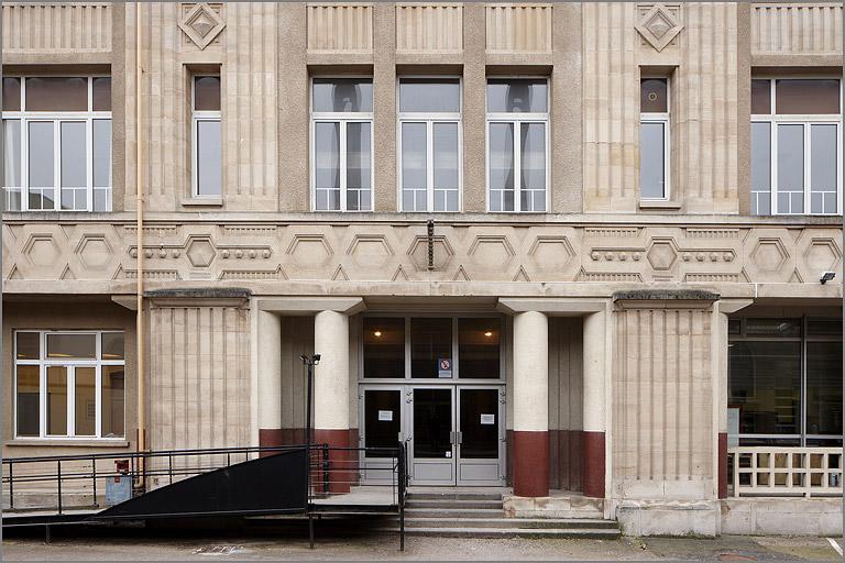 Corps B, façade sur la cour Charles III : partie centrale, niveaux 1 et 2.