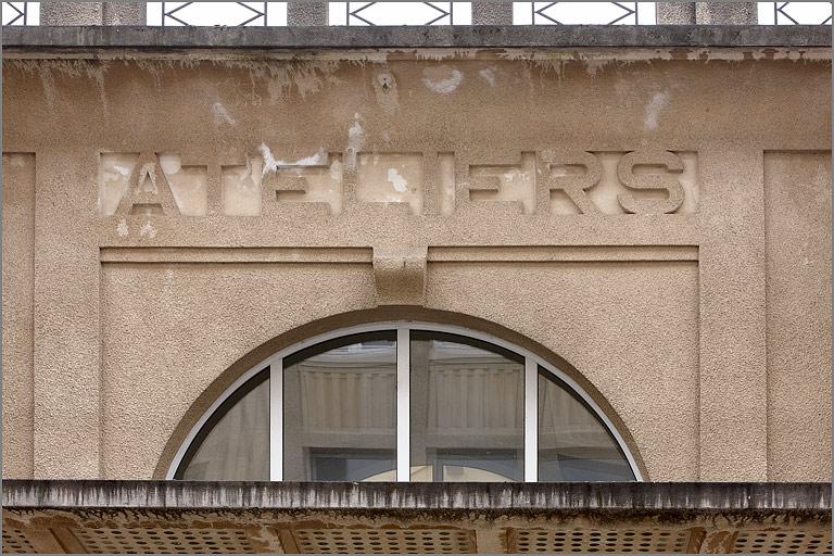Façade antérieure, détail de l'inscription au-dessus du portail d'entrée.