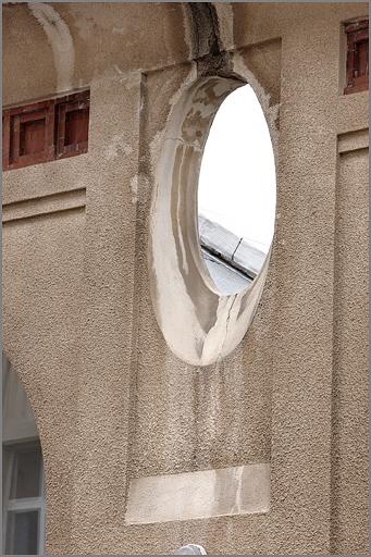 Façade antérieure, détail d'un oculus.