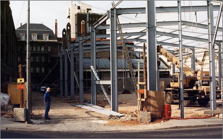 Travaux de construction du gymnase en 1993 : installation de la structure métallique. © collection particulière
