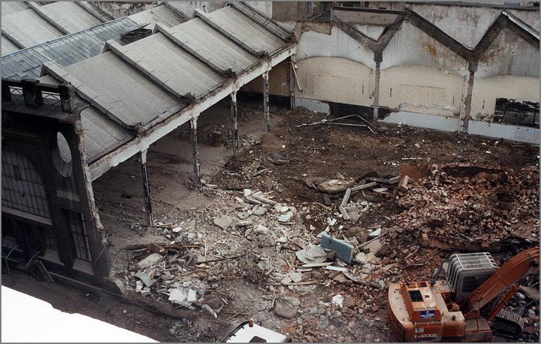 Destruction de la partie sud de l'atelie, avant l'édification du gymnase.