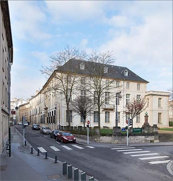 Elévation sur la rue du Haut-Bourgeois et le square Bichat.