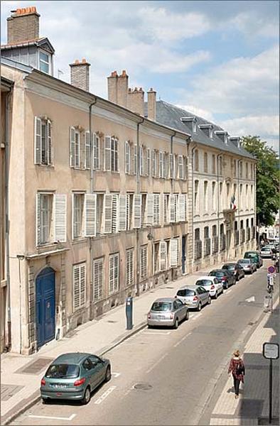 Vue de situation, dans la rue du Haut-Bourgeois (vue prise depuis le balcon de l'hôtel Ferraris)