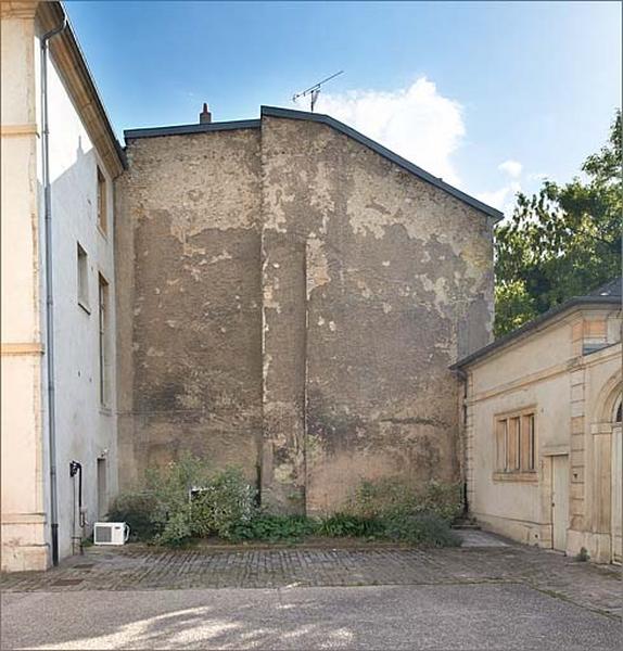 Mur de l'hôtel voisin fermant la cour du côté nord (entre le corps B et les communs).