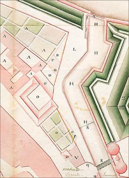 Détail de l'hôtel en 1769 (extrait d'un'plan de Nancy entre la porte Notre-Dame et le bastion de Dannemark [...]') ; O = hôtel de Vitrimont, et ses dépendances, OP = détail du jardin dudit hôtel à prendre pour élargir le chemin, C = espèce de chenil dépendant de l'hôtel de Vitrimont, A = hôtel de Mahuet, HK = fossé, V = maison que le Sr Peltre vient de batir, j = rampe pour descendre dans le fossé, L = fin de la rampe qu'on a achevé de paver, Q = Fer à cheval qu'on vient de construire.