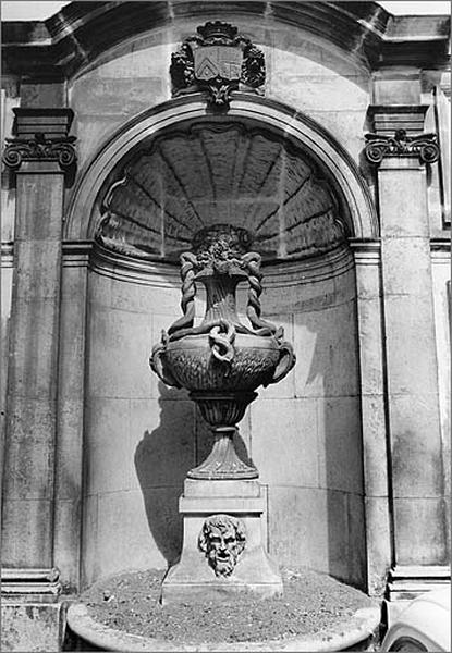 La fontaine avant restauration et remise en eau.