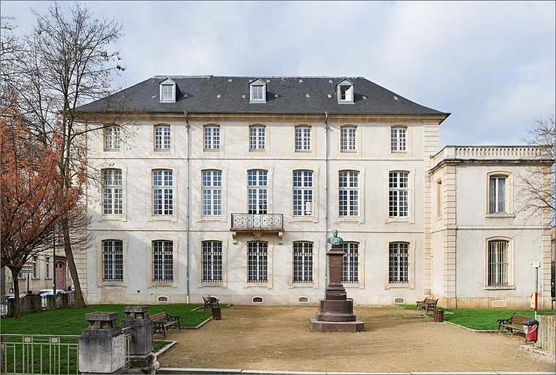 Vue rapprochée depuis la rue des Frères Henry.