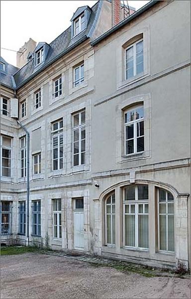 Corps latéral (B) : façade sur cour.