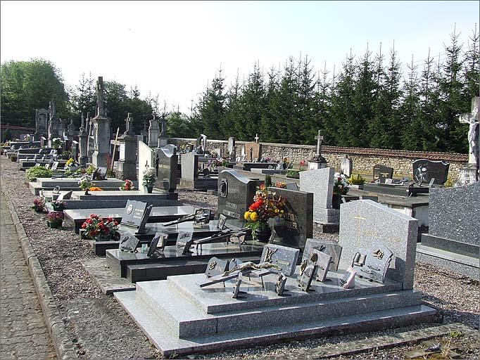 Vue d'une partie du cimetière, ensemble trois quart gauche.
