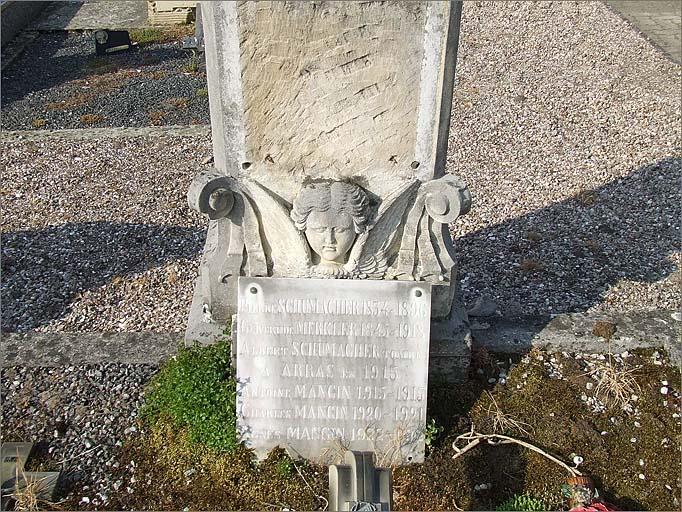 Tombeau (n°1) de type 1, plaque de marbre portant l'épitaphe et détail d'un angelot sculpté, ensemble face.