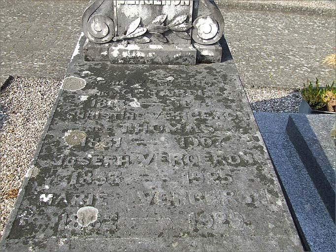 Tombeau (n°3) de type 3, détail de la dalle, ensemble face.
