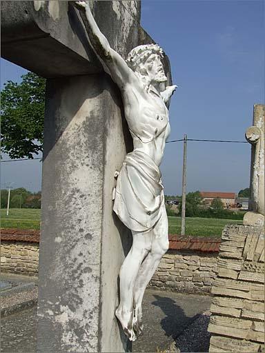 Tombeau (n°3) de type 3, christ en croix, ensemble trois quarts gauche.
