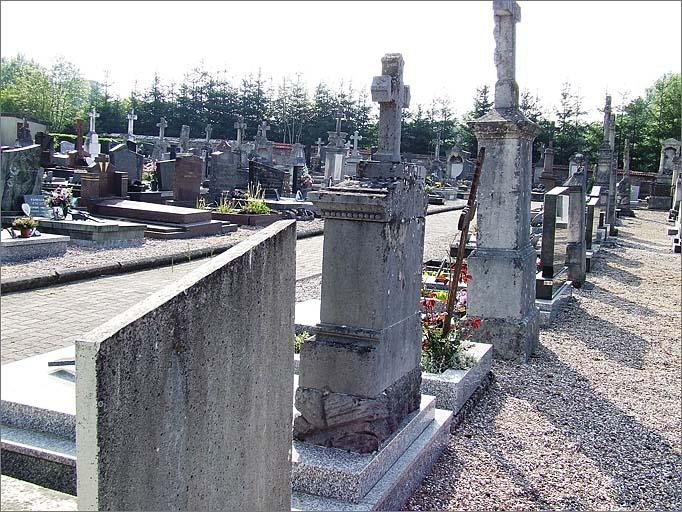 Vue d'une partie du cimetière, allée centrale, ensemble.
