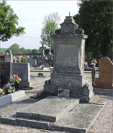 Tombeau (n°7) de type 4, ensemble trois quarts droit.