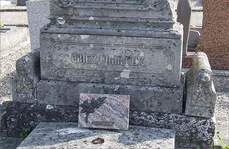 Tombeau (n°7) de type 4, socle détail, ensemble trois quarts droit.