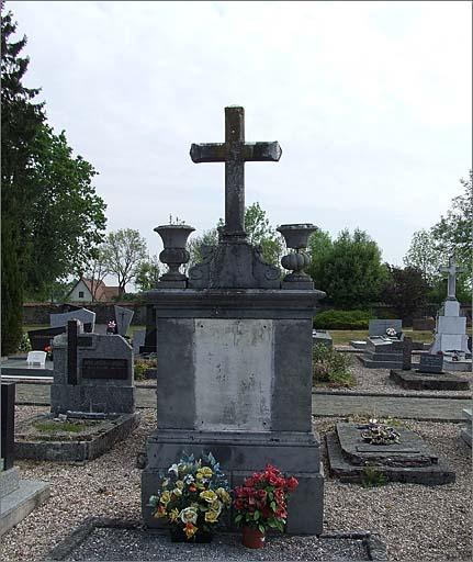 Tombeau (n°10) de type 1, ensemble face.