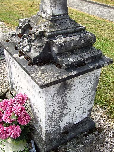 Tombeau (n°17) de type 1, socle, ensemble trois quarts droit.