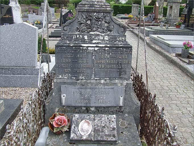 Tombeau (n°21) de type 1, base de la stèle, détail, ensemble face.