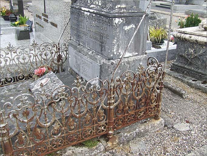 Tombeau (n°21) de type 1, base de la stèle et grille, détail, ensemble trois quarts droit.