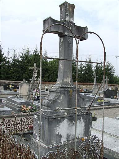 Tombeau (n°21) de type 1, porte couronne, ensemble trois quarts gauche.