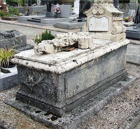 Tombeau (n°22) de type 3, ensemble trois quarts droit.
