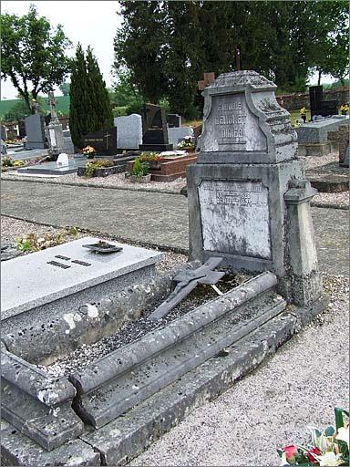 Tombeau (n°24) de type 1, ensemble trois quarts droit.